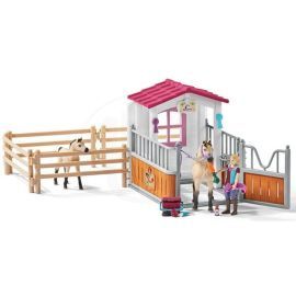 Schleich Stajňa s koňmi Arabskými a ošetrovateľkou