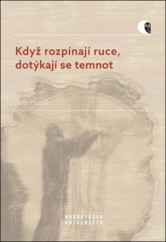 Když rozpínají ruce, dotýkají se temnot